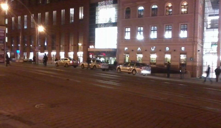 Policisté uzavřeli okolí Fora. Foto: Anna Ježková