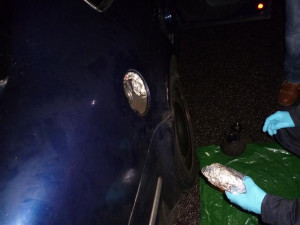 Tablety našli celníci pod víčkem nádrže. Foto: Celní správa