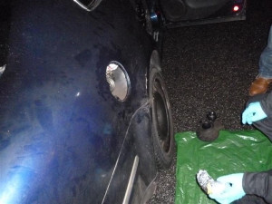 Tablety našli celníci pod víčkem nádrže. Foto: Celní správa