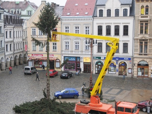 Smrk z náměstí zmizel. Vánoce jsou definitivně pryč