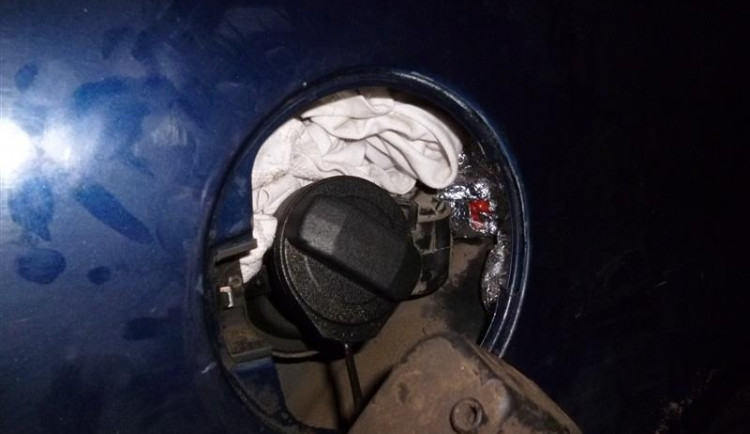 Tablety našli celníci pod víčkem nádrže. Foto: Celní správa