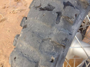 Sjetá pneumatika na motocyklu Davida Pabišky. Foto: Facebook/SP MOTO Dakar Team