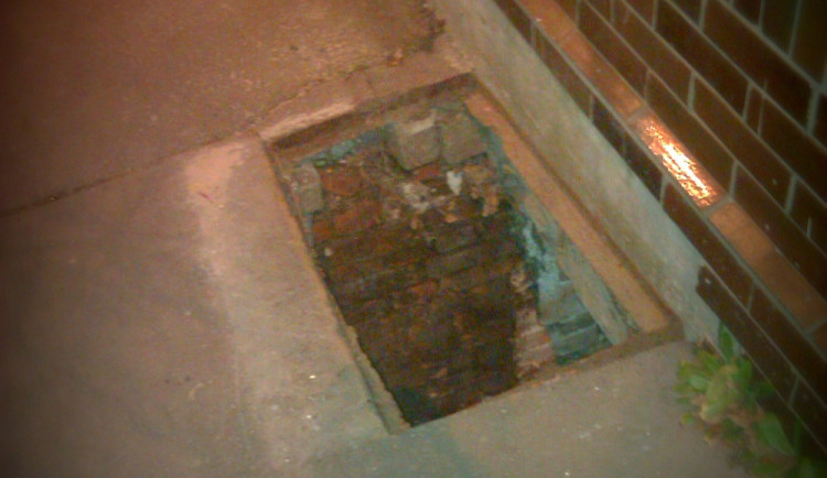 Do nezakryté šachty může kdokoliv spadnout.