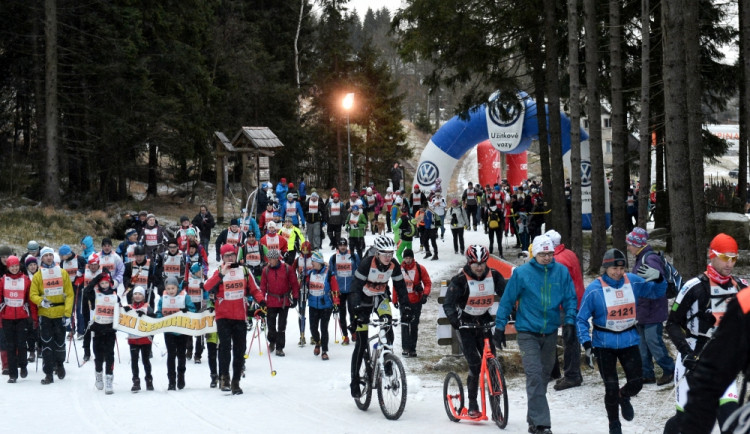 Příznivci Jizerské 50 uctili památku horolezců a prošli si trať