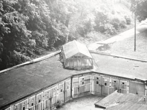 Pohled na garáže do míst, kde dnes stojí krajský úřad. Foto: LIBEREC:REICHENBERG