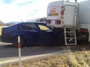 Řidič s osobním vozem Škoda Octavia čelně narazil do plošiny energetického podniku. Foto: HZSLK