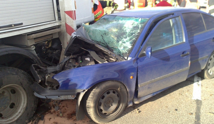 Řidič s osobním vozem Škoda Octavia čelně narazil do plošiny energetického podniku. Foto: HZSLK