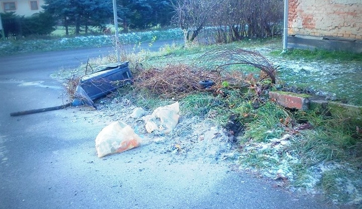 Takhle zdemoloval zloděj "traktorista" obrubník v Nové Vsi. Foto: Facebook