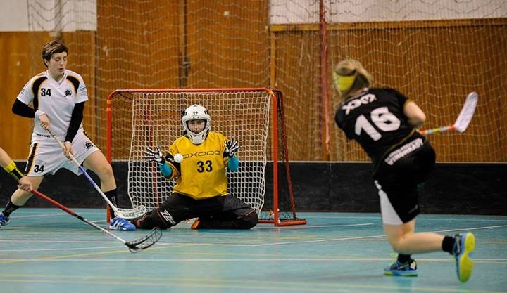 Foto Štěpán Černý: Simona Kabeláková v bílém brání branku Andrey Hrubé (ve žlutém)