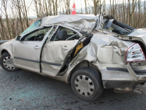 Smyk a rána. Řidič zdemoloval Octavii o traktor a svodidla