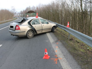 Řidič narazil svou Octavií do traktoru a svodidel. Foto: Policie ČR