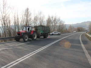 Řidič narazil svou Octavií do traktoru a svodidel. Foto: Policie ČR