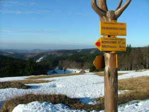 Turistický rozcestník se někomu hodil do kamen nebo na zahrádku