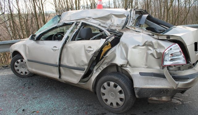 Řidič narazil svou Octavií do traktoru a svodidel. Foto: Policie ČR