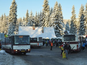 Lyžařských autobusů do Bedřichova ubude. Magistrále chybí sníh