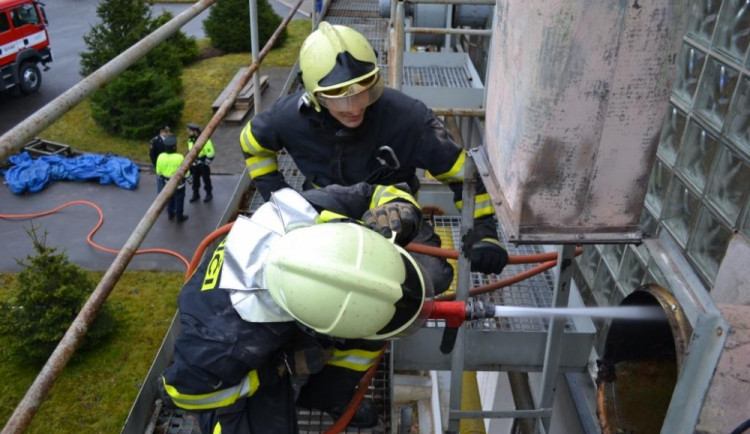 Požár zachvátil deset metrů potrubí. Foto: HZSLK