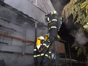 Noční požár na Nové Rudě. Foto: HZSLK