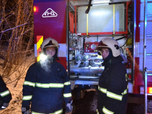 Noční požár na Nové Rudě. Foto: HZSLK