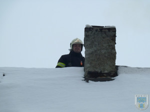 Saze hořící v komíně zaměstnaly dvě jednotky hasičů. Foto: Hasiči Hrádek nad Nisou