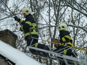 Saze hořící v komíně zaměstnaly dvě jednotky hasičů