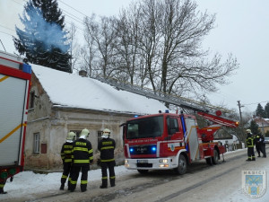 Saze hořící v komíně zaměstnaly dvě jednotky hasičů. Foto: Hasiči Hrádek nad Nisou