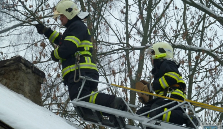 Saze hořící v komíně zaměstnaly dvě jednotky hasičů. Foto: Hasiči Hrádek nad Nisou