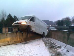 U Makra skončila dodávka na betonové zábraně. Foto: Odtahová služba Říha