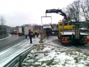 U Makra skončila dodávka na betonové zábraně. Foto: Odtahová služba Říha