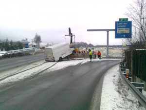 U Makra skončila dodávka na betonové zábraně. Foto: Odtahová služba Říha
