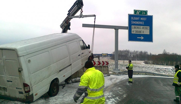 U Makra skončila dodávka na betonové zábraně. Foto: Odtahová služba Říha