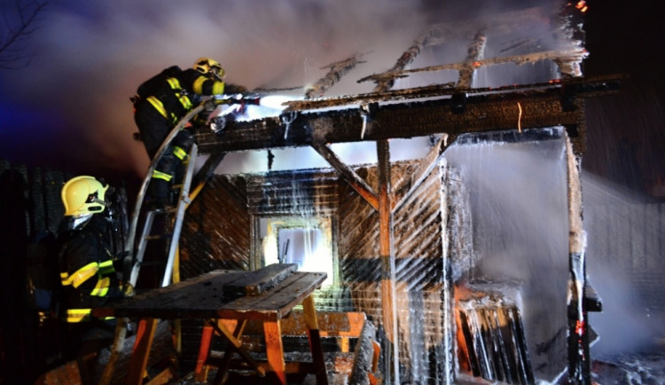 Chatku hasili smáčedlem. Foto: HZS LK