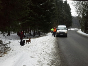 Policisté pátrají společně s hasiči po ztracené ženě. Foto: HZSLK