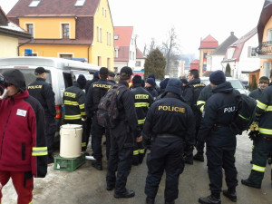 Policisté pátrají společně s hasiči po ztracené ženě. Foto: HZSLK