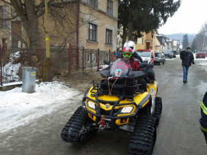 Policisté pátrají společně s hasiči po ztracené ženě. Foto: HZSLK