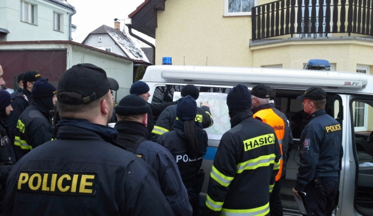Policisté pátrají společně s hasiči po ztracené ženě. Foto: HZSLK