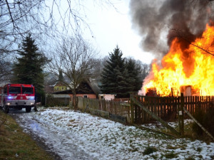 Chatku na okraji Liberce zachvátil požár. Žár roztrhl lahev na propan. Foto: HZSLK