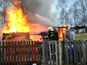 Chatku na okraji Liberce zachvátil požár. Žár roztrhl lahev na propan. Foto: HZSLK