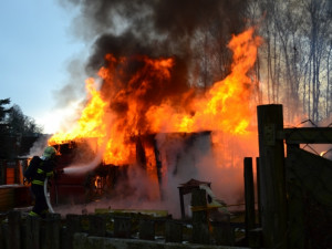 Chatku na okraji Liberce zachvátil požár. Žár roztrhl lahev na propan. Foto: HZSLK