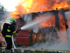 Chatku na Harcově zachvátil požár. Žár roztrhl plynovou lahev