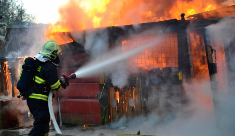 Chatku na okraji Liberce zachvátil požár. Žár roztrhl lahev na propan. Foto: HZSLK