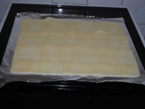 Naskládané plátky sýra před pečením. Musí se překrývat, aby se dobře spojily