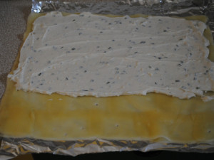 Sýrovou směs na plát sýra potřete asi takhle, jinak vám směs vyleze