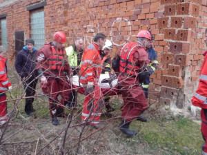 Muž spadl z dvanácti metrů do koryta řeky. Foto: HZSLK
