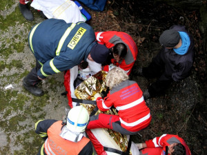 Muž spadl z dvanácti metrů do koryta řeky. Foto: HZSLK
