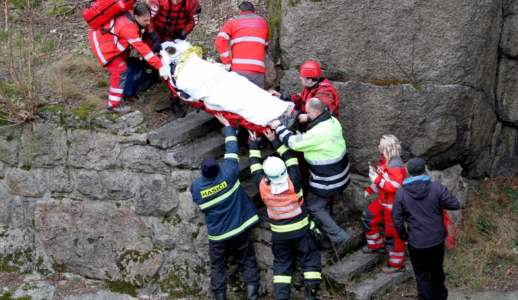 Muž spadl z dvanácti metrů do koryta řeky. Foto: HZSLK