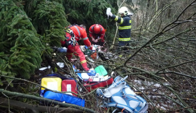 Strom muži zlomil obě nohy. Foto: HZSLK
