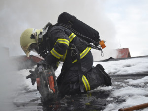 V Hanychově zasahovaly tři jednotky hasičů. Foto: HZSLK