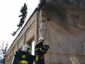 V Hanychově zasahovaly tři jednotky hasičů. Foto: HZSLK