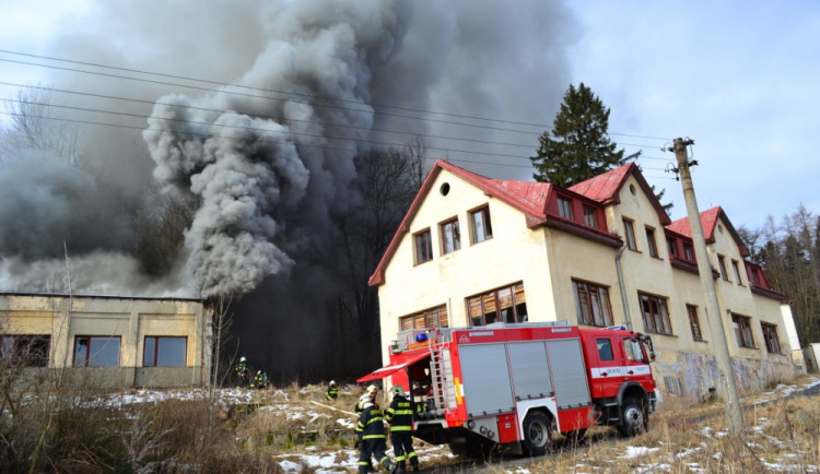 V Hanychově zasahovaly tři jednotky hasičů. Foto: HZSLK