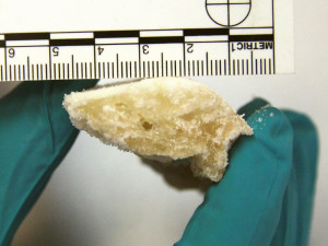 Usazený krystal pervitinu na dně baňky. Foto: Policie ČR